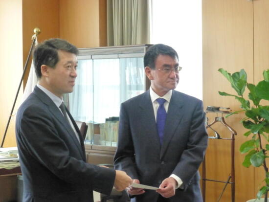 画像：河野大臣に要請活動を行う泉田委員長（新潟県知事）